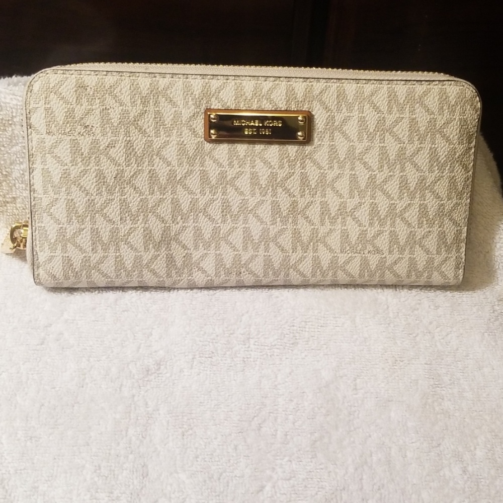 Brand New Michael Kors Jet Set Logo Zip Around